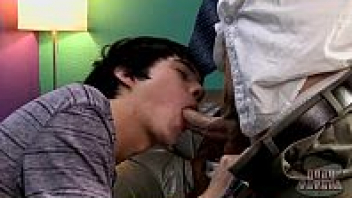 หนังโป๊เกย์ฝรั่ง ชวนเพื่อนมานั่งโม๊คควยเเล้วจับเย็ดตูดสุดเสียว Gay Porn แล้วซอยก้นท่าหมาจนน้ำว่าวเต็มรูตูด - heovl.dog