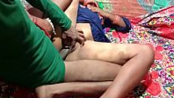 หนังโป้อินเดีย Desi Radhika เห็นหีเพื่อนน้องหีดำๆและเม็ดแตดใหญ่ๆ xxx เลยเอานิ้วเกี่ยวจนน้ำไหลแล้วเอาควยยัดตะแคงเย็ดจนจิ๋มรูฟิตๆขยายเลย - heovl.dog