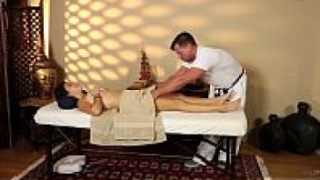 เย็ดหมอนวดชาย หนังโป๊ห้องเชือดนวดน้ำมัน18+ xxx หมอนวดควยใหญ่คอยให้บริการเสียบหีให้แม่หม้าย สาวใหญ่ ที่ร่านควย เย็ดเสียวถึงใจมาก