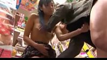 ดูหนังjavภาพสวย เย็ดเเคชเชียร์ร้านขายแผ่นหนังโป้ Nana Ogura น้องนานะดาราเอวีปลอมตัวเป็นพนักงานร้านมาให้เเฟนหนังเย็ดหีฟรีเป็นของแถม - heovl.dog