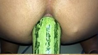 คลิปหลุดหาชมยาก เอาแตงกวายัดหีมันธรรมดาต้องแหย่ตูดเนี้ยถึงใจดีมาก vk xxx แหย่เข้าๆออกๆขี้แทบไหลแตงกวาใหญ่จัด