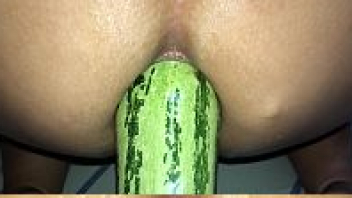 คลิปหลุดหาชมยาก เอาแตงกวายัดหีมันธรรมดาต้องแหย่ตูดเนี้ยถึงใจดีมาก vk xxx แหย่เข้าๆออกๆขี้แทบไหลแตงกวาใหญ่จัด - heovl.dog