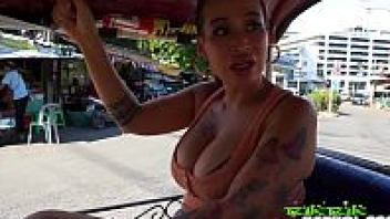 หนังเอ็กซ์ไทยเย็ดบนรถตุ๊กๆแถวเยาวราช ฝรั่งจ้างคนไทยมาเย็ดบนหีบนรถตุ๊กๆ อมควยไม่อายใครก็คนมันเงี่ยน ช่วยไม่ได้ - heovl.dog