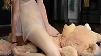 หนัง18+แนวเย็ดกับตุ๊กตาหมีตัวใหญ่ ฝรั่งเลสเบี้ยนเย็ดกับกางเกงควยปลอมใหญ่9นิ้ว สวมให้ตุ๊กตาแล้วตัวเองก็ขึ้นคร่อมโยกเย็ด เย็ดไปร้องไป เสียวหีแน่เลย - heovl.dog