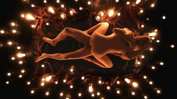 ดูหนังอีโรติกฝรั่ง Erotic Porn สาวฝรั่งผมบลอนด์หุ่นสวยน่าเย็ด Cherry Grace โดนหนุ่มเคราหน้าหล่อจับนวดน้ำมันเลียหีจนร้องครางเสียว xxx แล้วขึ้นคร่อมขย่มเย็ดท่านารีขย่มตอ ก่อนโดนควยกระเด้าเย็ดหีท่าหมาถ้ำกลางแสงเทียนอย่างโรแมนติก - heovl.dog