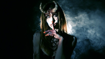 Mia Bandini หนังโป้ แนวแปลกๆ สาวฝรั่งทำพิธีเรียกปีศาจแต่พลาดท่าโดนกัดเป็นผี จากนั้นก็โดนจับทำเมียกระชากหัวเย็ดทะลวงหีท่าหมาxxxxx ก่อนอมควยอย่างเสียวแล้วขึ้นคร่อมเย็ดโยกควยกลางป่าฟินๆ - heovl.dog