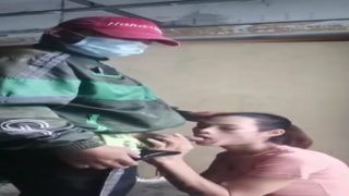 อมควยหนุ่มแกร็บฟู้ด Opolmassage คลิปหลุดxxx หมอโอปอล์ สาวสองเรียกใช้เดลิเวอรี่ Grab Food มาโม๊คควยใต้สะพานลอยท่ามกลางสถานการณ์โควิด ใช้ลิ้นเลียหัวควยอมมิดด้ามจนควยแข็ง