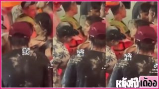 VK กลุ่มลับ คลิปหลุดสงกรานต์ XXX สาวนมโตเต้นยั่วโชว์ซาลาเปากลางเมืองโคราช ยืนเด้งนมให้ผู้เข้ามาเขี่ยแถมโดนดูดนมใหญ่ๆโคตรคุ้มเลย