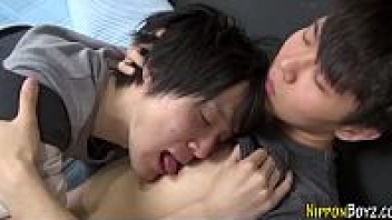 ดูหนังโป๊hdฟรี เกย์แนวครอบครัวเย็ดกัน ตี๋ใหญ่เย็ดตี๋เล็ก แอบขึ้นคร่อมเอาลิ้นเลียหัวนมไล่มาดูดไข่ อมควยจนแข็งน้ำแทบแตก ดีเอารูตูดเสียบทัน ขย่มเย็ดไม่เลี้ยง - heovl.dog