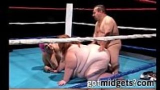 หนังโป๊xxxเย็ดกันแปลกๆไอ้เตี้ยเย็ดหีสาวอ้วนด้วยท่าหมาบนสังเวียนนักมวย เกาะเอวเด้าหียิกๆควยสั้นเลยต้องดันแรงๆกระแทกเย็ดเน้นๆปลายหีสียวสั่นระริก