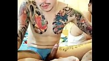 หนังโป๊ตั้งกล้องเย็ด xxเสียวกันยาวๆเกย์ไทยปะทะเกย์ญี่ปุ่น ให้ผัวเกย์นอนชักว่าวให้ มือซ้ายขยี้หัวนม มือขวาถอกควยขึ้นลงจน้ำว่าวเล็ด รีบเอาควยแยงตูดแล้วซอยต่ออีกนิดหน่อย - heovl.dog