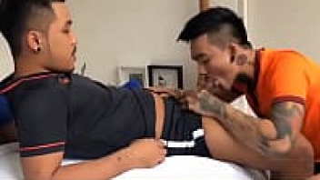 Thai gay หนังxไทย สี่หนุ่มเกย์สักลายเล่นบอลมาเหนื่อยๆ เลยหาอะไรทำผ่อนคลาย เลยลูบไล้ไซ้คอจูบปากแลกลิ้นกันอย่างมันส์ แล้วเลียหัวนมอมควยจนมิดด้ามอย่างเสียวxxxxx - heovl.dog