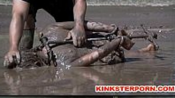 [หนังโป๊ซาดิส] จับสาวมัด แล้วโยนลงโคลน พร้อมเอาควยยัดปาก - heovl.dog