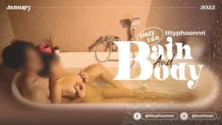 สุดเด็ดคลิปxxxโอนลี่แฟน น้องไต้ฝุ่น tttyphoonnn วัยรุ่นสาวหุ่นบางร่างเล็ก โดนผัวจับกดหัวโม๊คควยจนอ๊อกๆ ก่อนกระหน่ำเย็ดกระแทกหีท่าหมาดังตับๆๆ แล้วเอาหีขึ้นขย่มควยอยู่บนขอบอ่างจนน้ำหีแตก