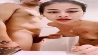 ดูให้ตาแฉะ คลิปหลุดน้องออย รอยจูบ ยืนเกี่ยวเบ็ดบิ้วอารมณ์แล้วจับเทพอมควย ก่อนแอ่นหีให้xxxในห้องน้ำ